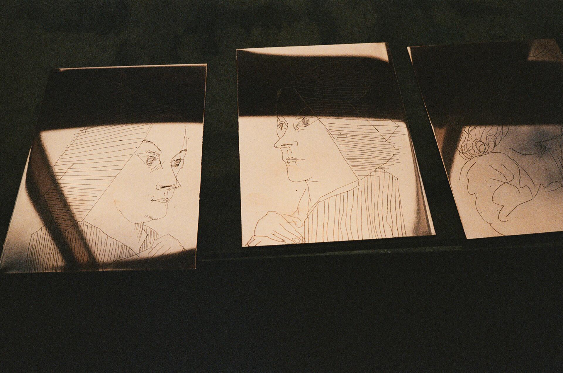 Plusieurs essais de plaques gravées pour Les Matheron-1 . Photo: Steven Taylor – link: steventaylor.com