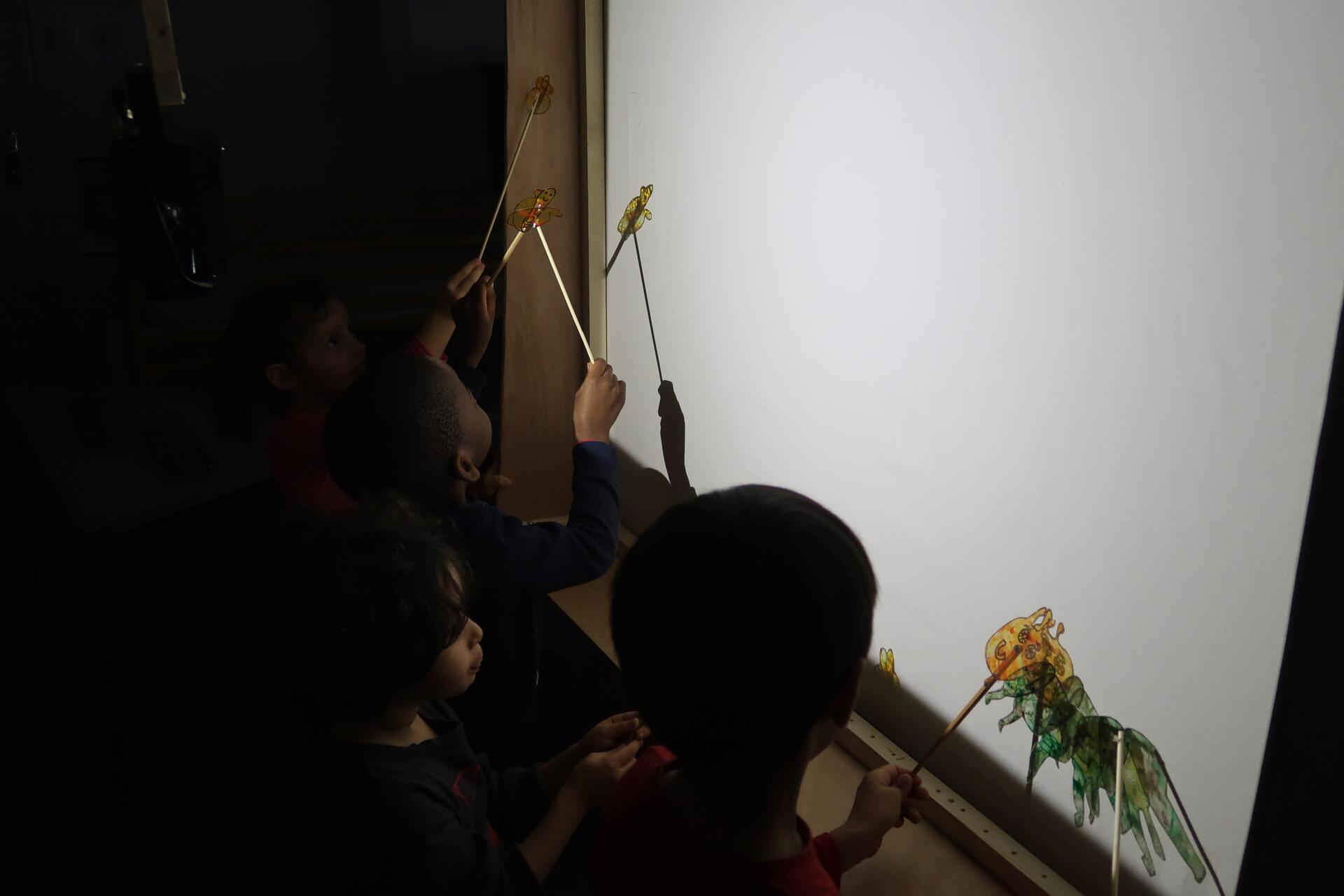 Enfants jouant à faire des ombres portées