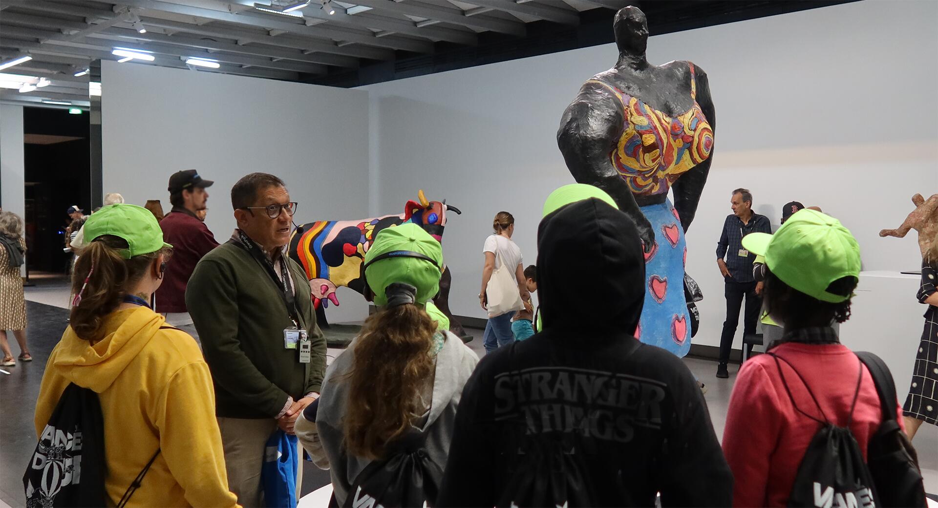 Visite dans l'expo Niki au Grand Palais pour la journée solidaire du Secours populaire