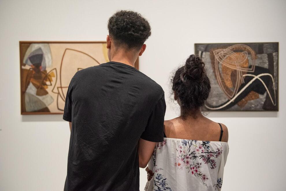 2 personnes de dos au musée