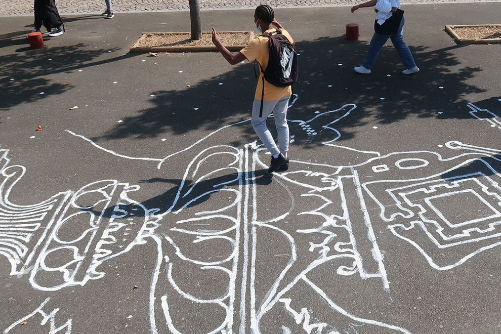 Une oeuvre de street art dessinée sur le sol