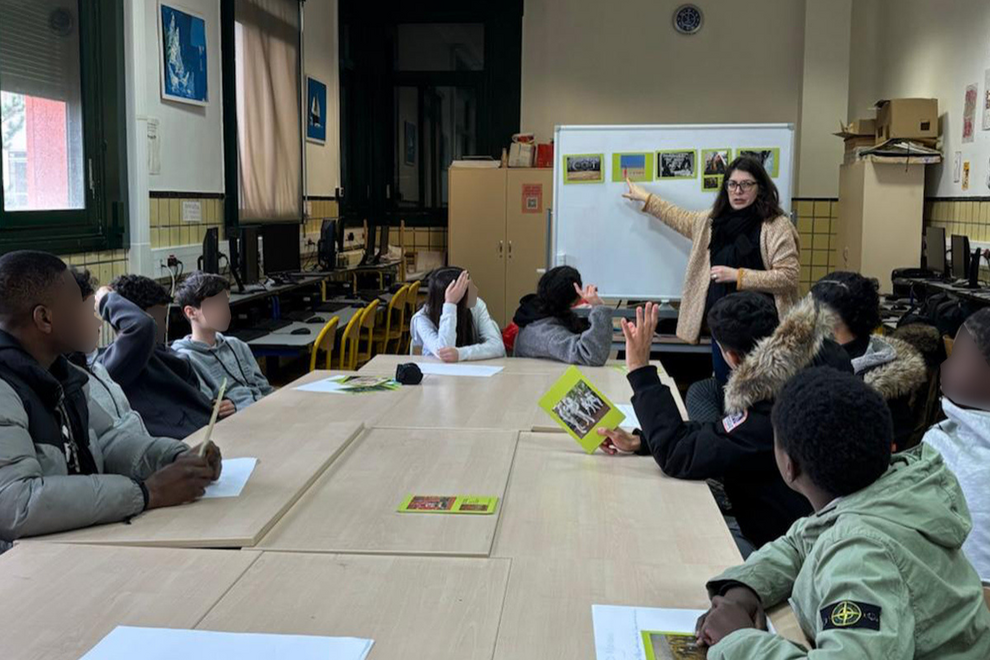 Des enfants assis autour d'une table assistent à un atelier autour de la mallette Citoyenneté