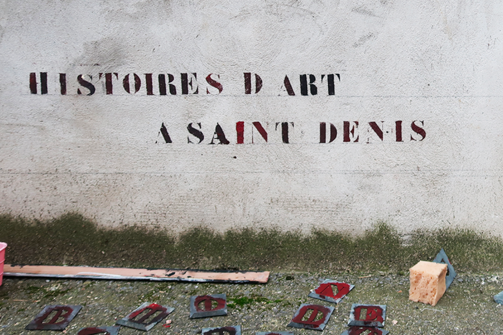 Histoires d'art a Saint Denis écrit sur un mur avec des pochoirs