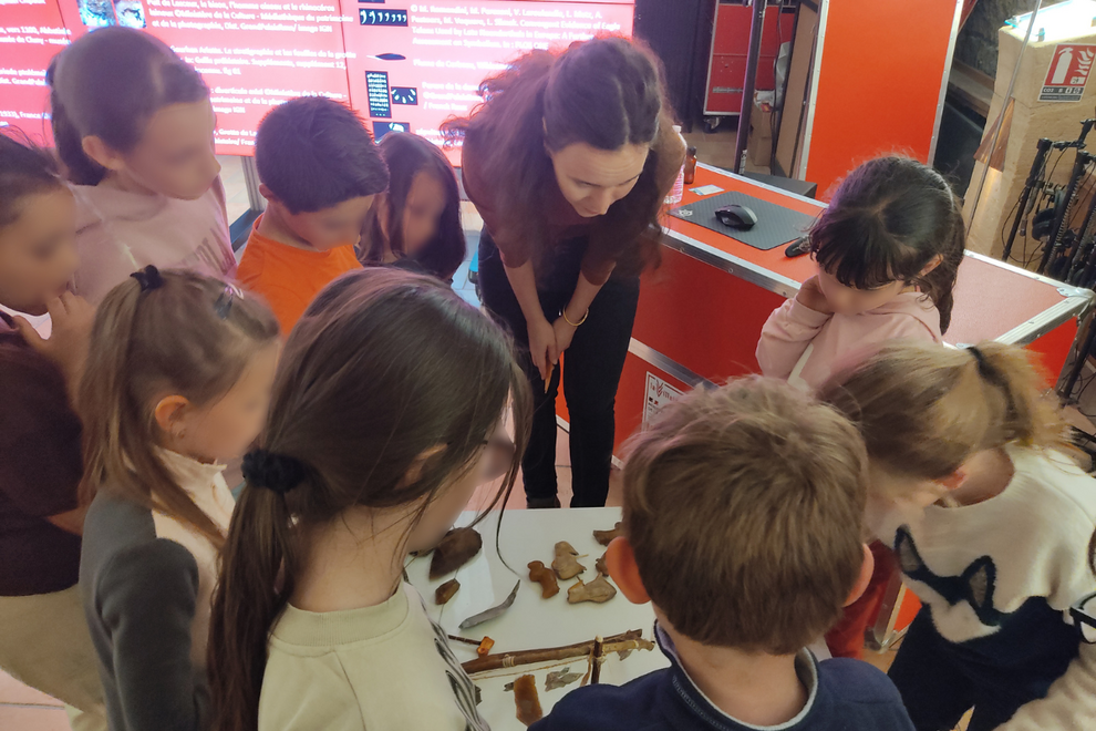 Des enfants autour d'une table