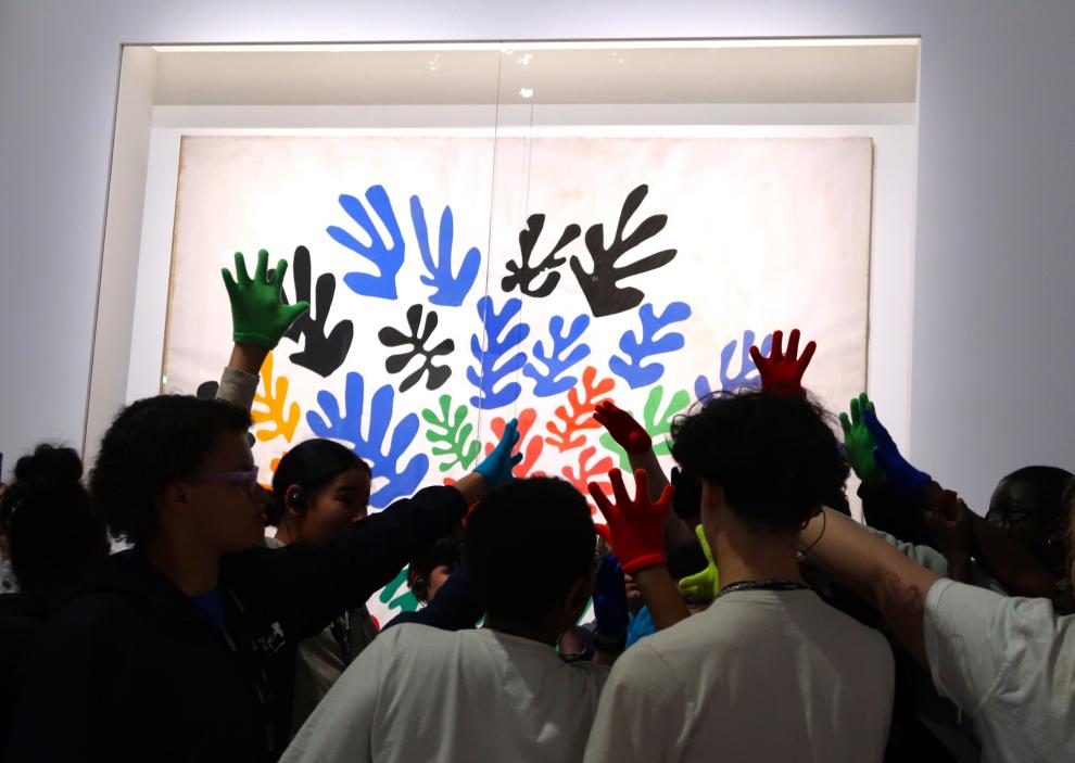 Photos d'élèves devant une œuvre colorée de Matisse