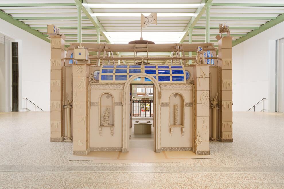 Photo du Gros Palais, fait de carton et de vitraux