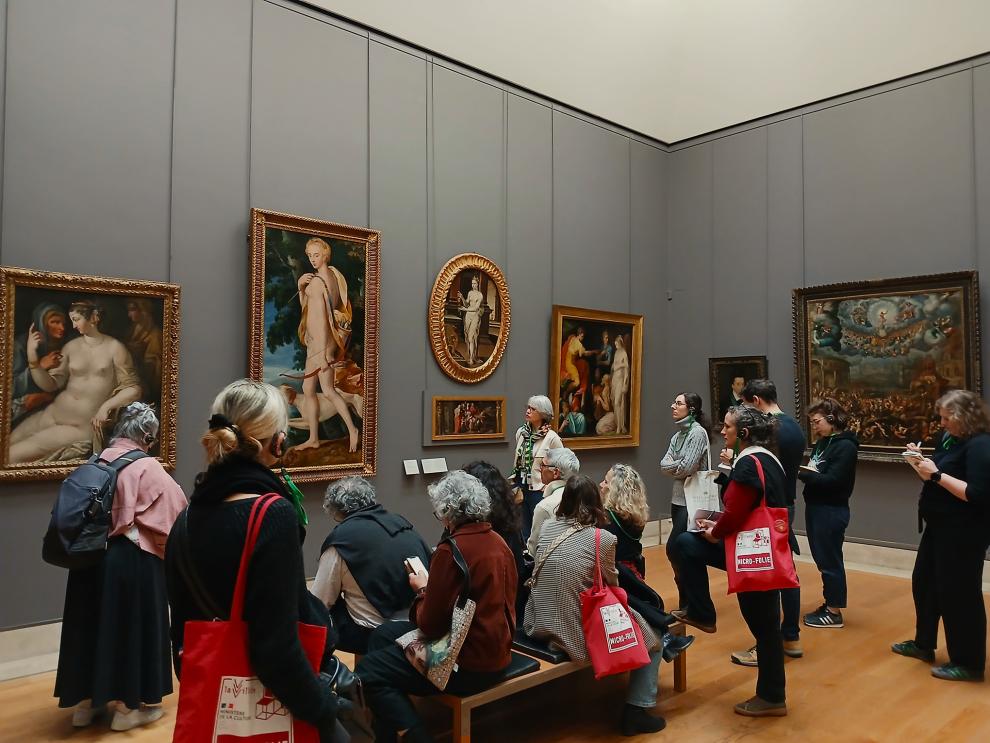 Des médiateurs dans les salles du Louvre