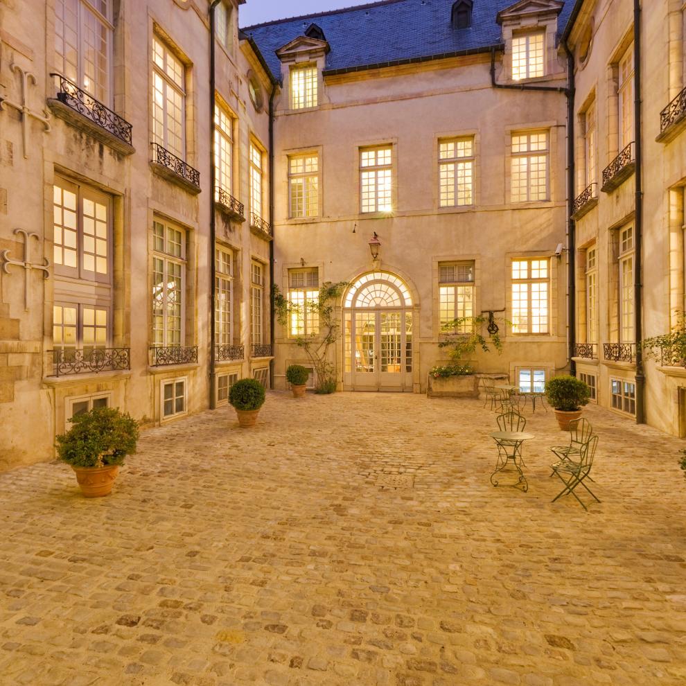 Cour illuminée du musée Magnin