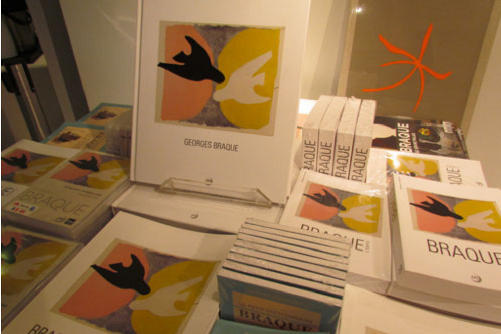 Des catalogues d'exposition sur une table