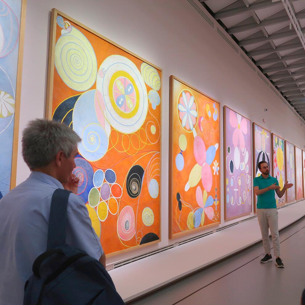 Vue de l'exposition Hilma af Klint au Grand Palais, avec du public et un conférencier