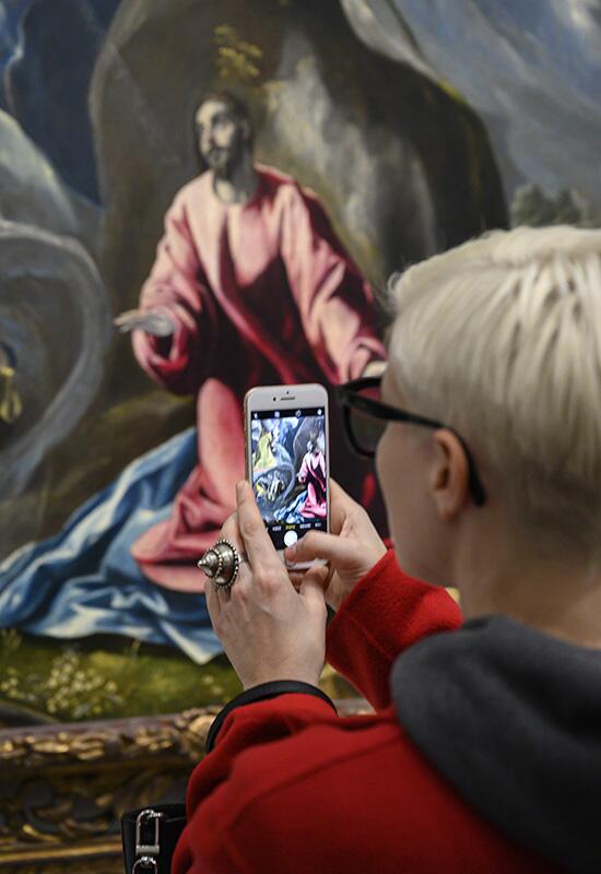 Visiteur prenant une photo d'œuvre