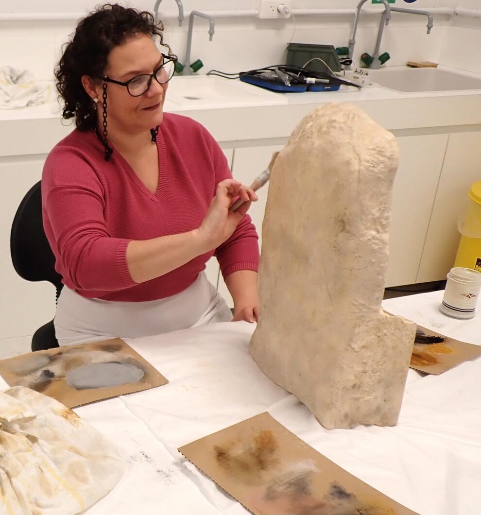 Application d’une patine par notre maître patineuse, au laboratoire de restauration du Louvre