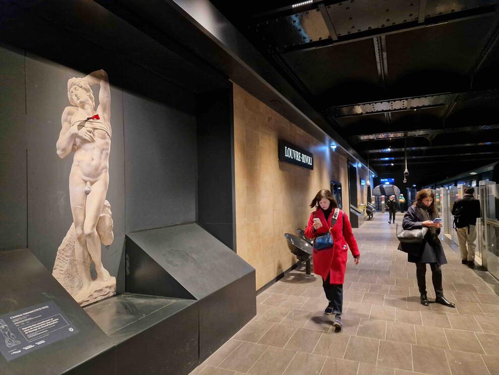 Vue d'un moulage installé dans la station Louvre Rivoli