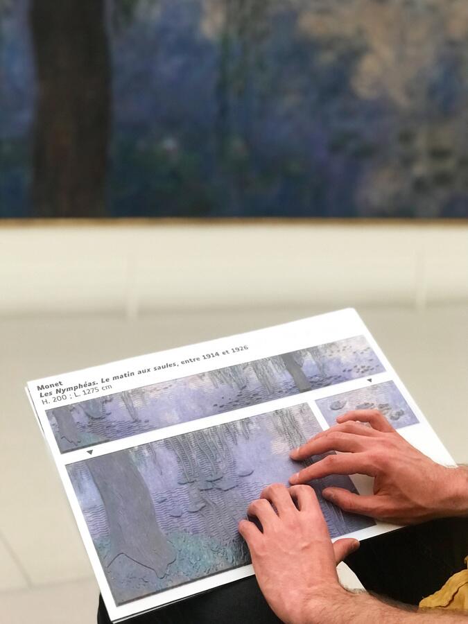 Vue d'une tablette tactile au Musée de l'Orangerie